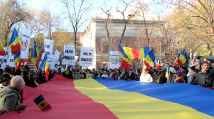 1 Decembrie la Chişinău: unioniştii au format un lanţ viu în jurul guvernului